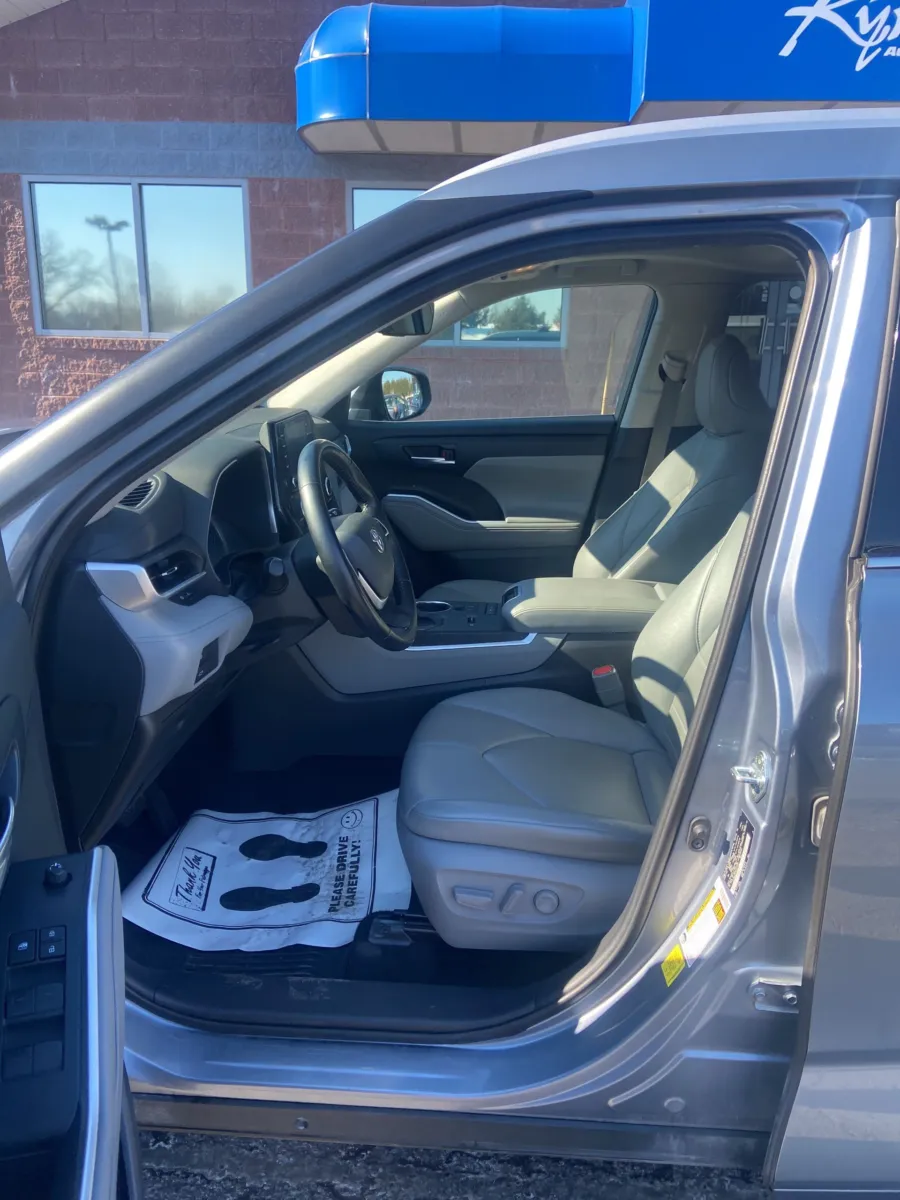 2022 Toyota Highlander Hybrid XLE — photo 11