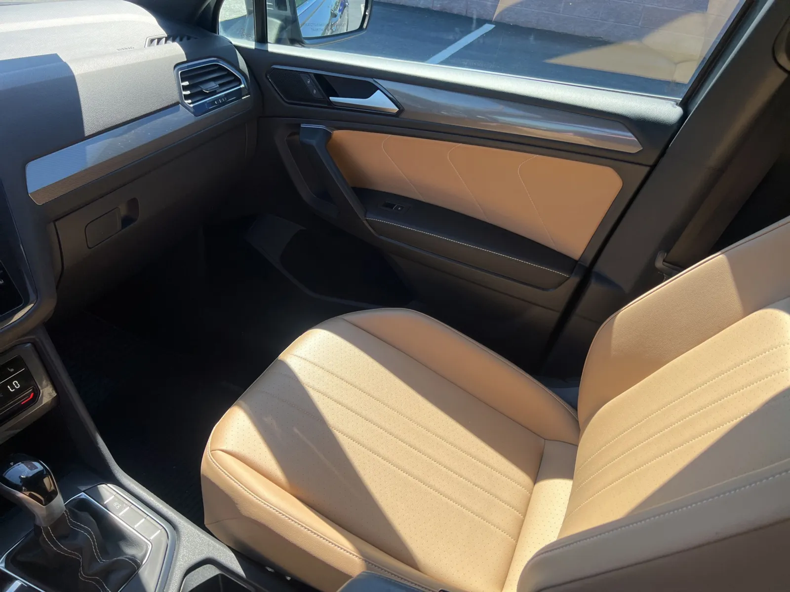2022 Volkswagen Tiguan 2.0T SE — photo 12