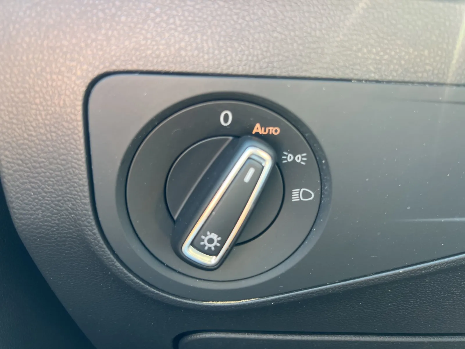 2022 Volkswagen Tiguan 2.0T SE — photo 21