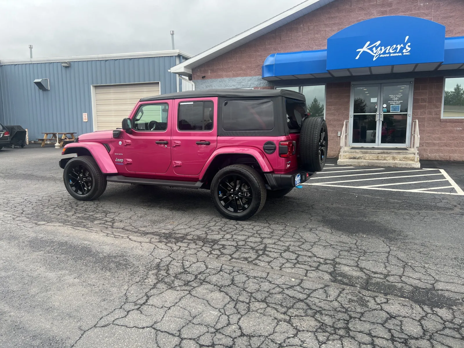 2022 Jeep Wrangler Unlimited Sahara 4xe — photo 3