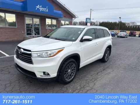Black 2015 Toyota Highlander for sale in Chambersburg, PA