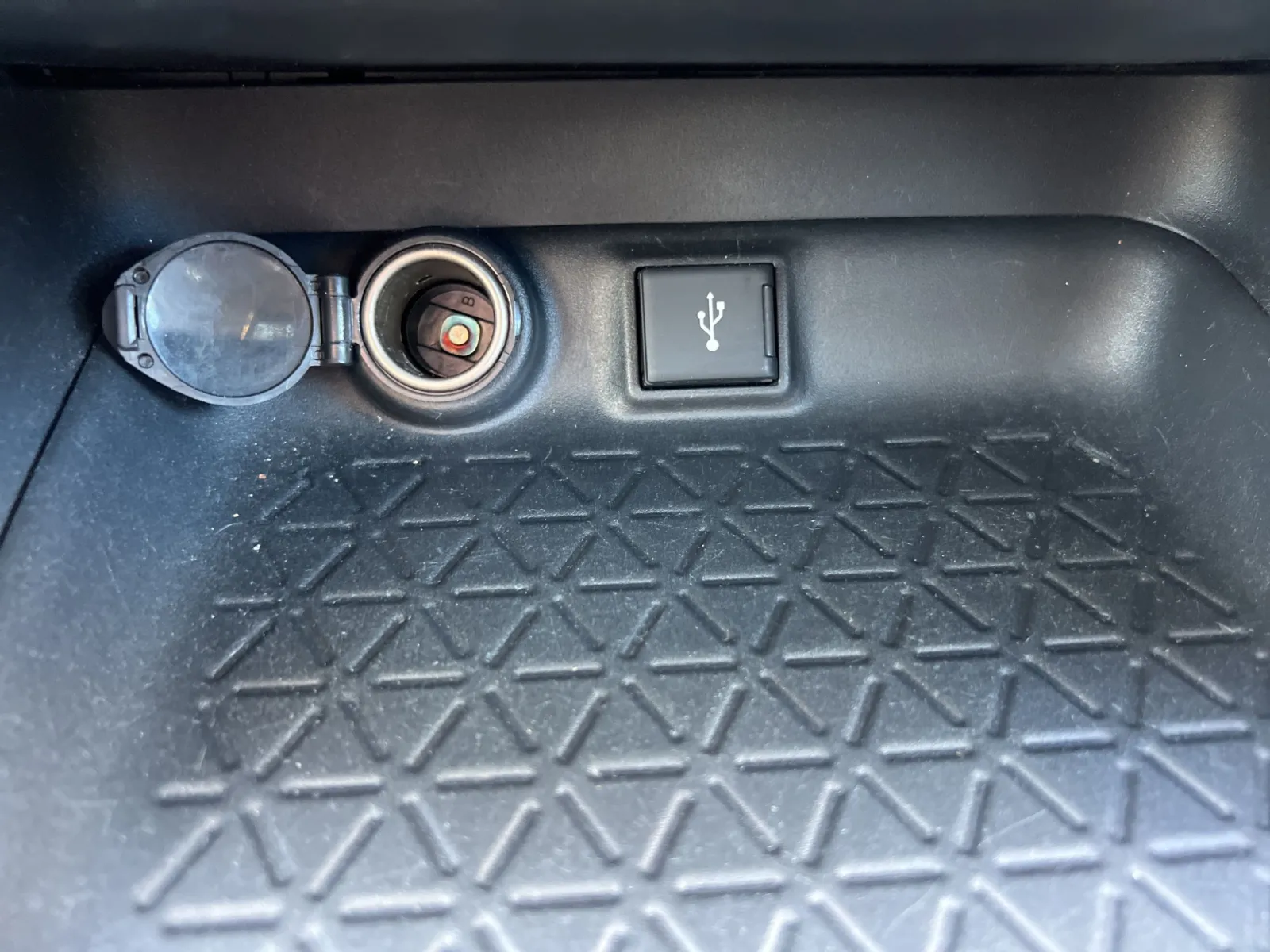 2020 Toyota RAV4 XLE — photo 19