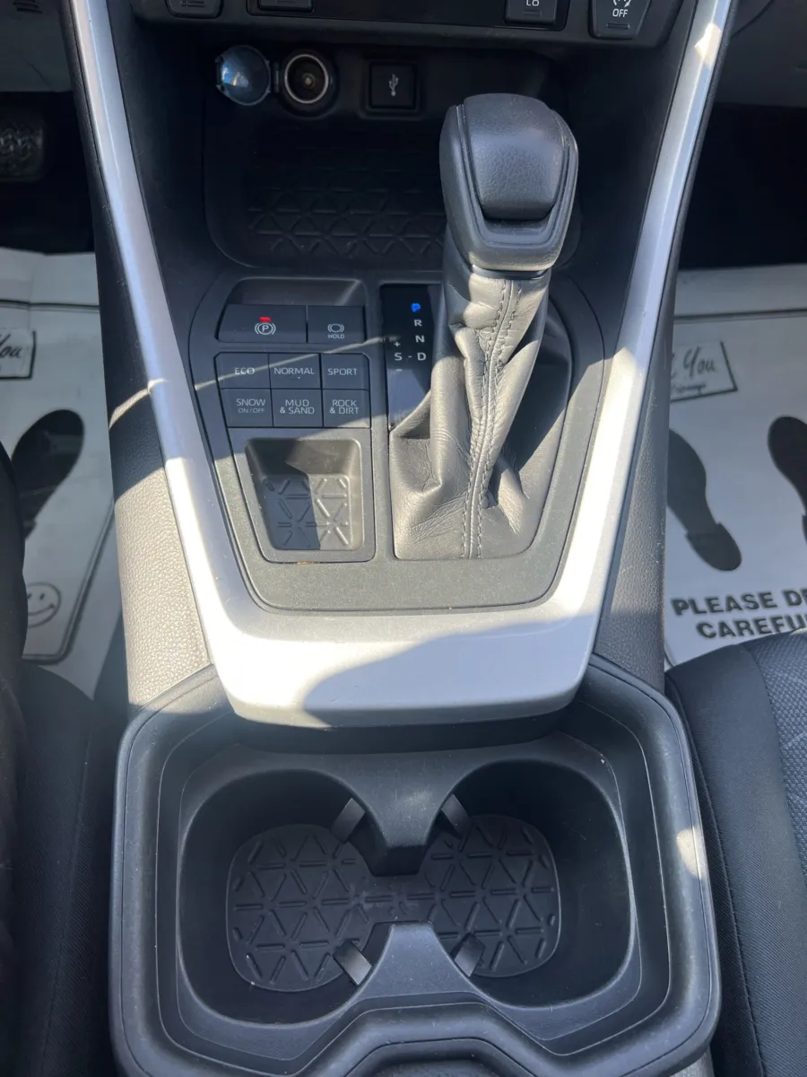 2020 Toyota RAV4 XLE — photo 17