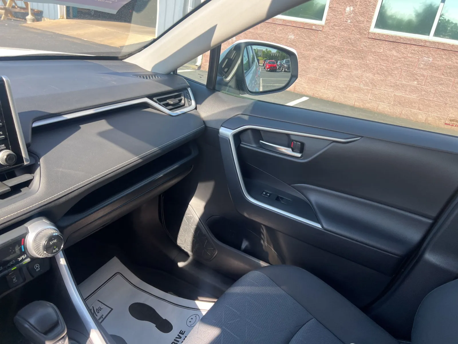 2020 Toyota RAV4 XLE — photo 12