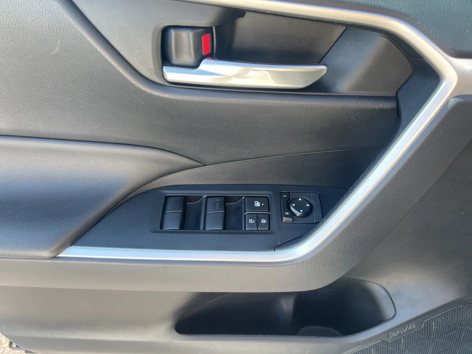 2020 Toyota RAV4 XLE — photo 22