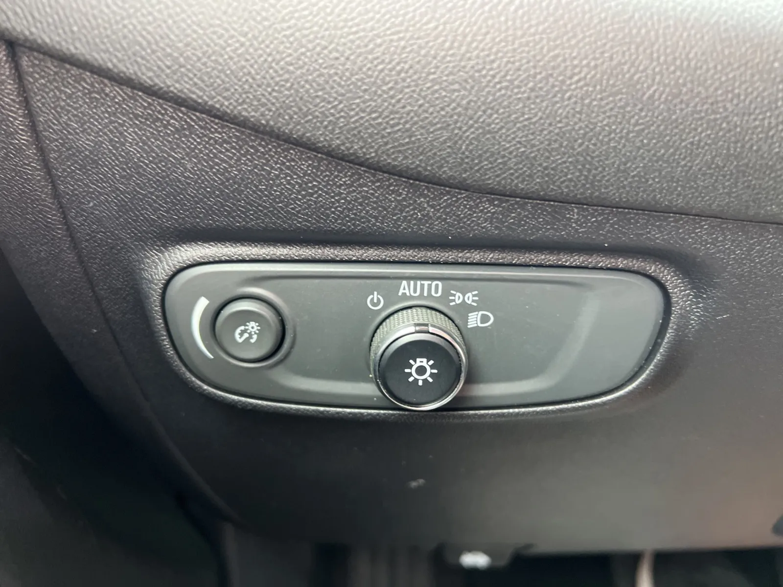 2018 Chevrolet Equinox LS — photo 16