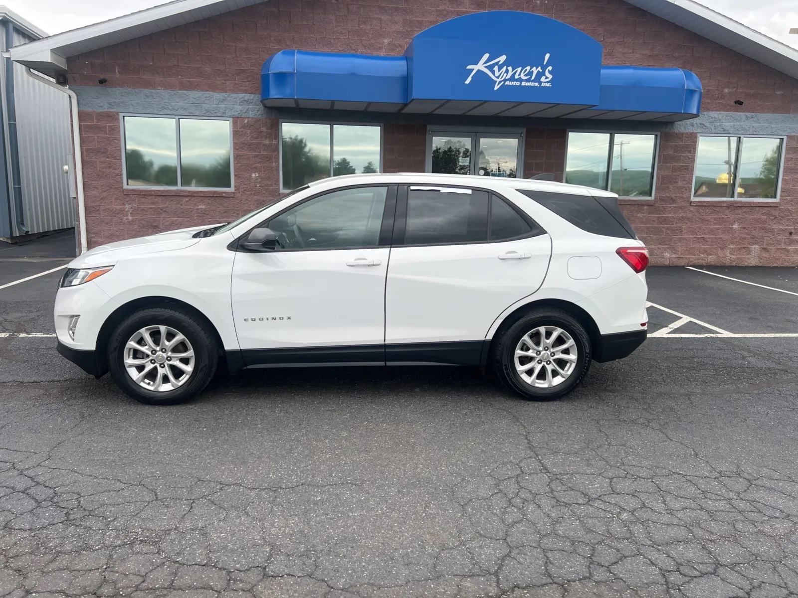 2018 Chevrolet Equinox LS — photo 2