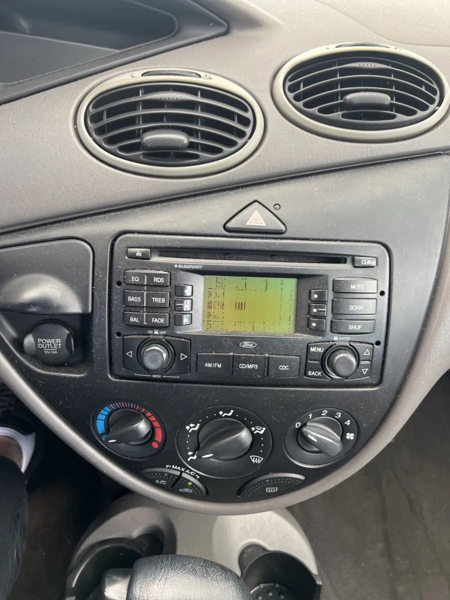 2004 Ford Focus SE — photo 8