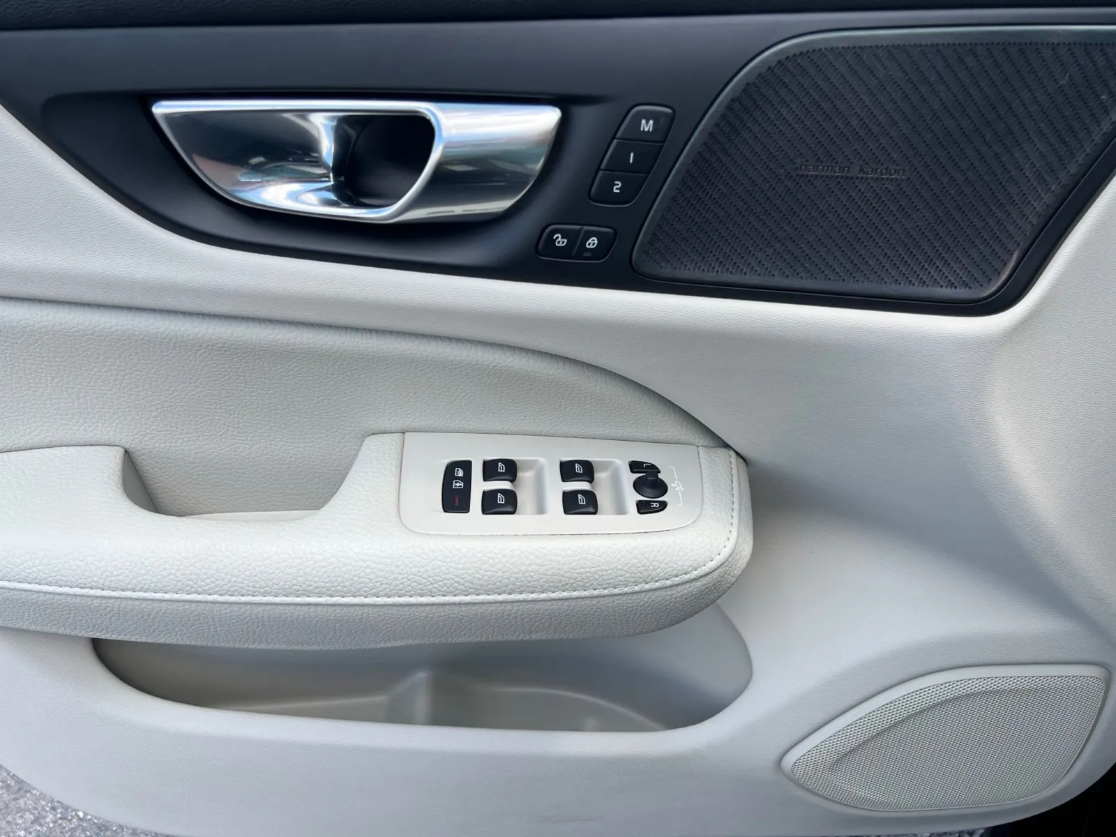 2020 Volvo S60 T6 Momentum — photo 23