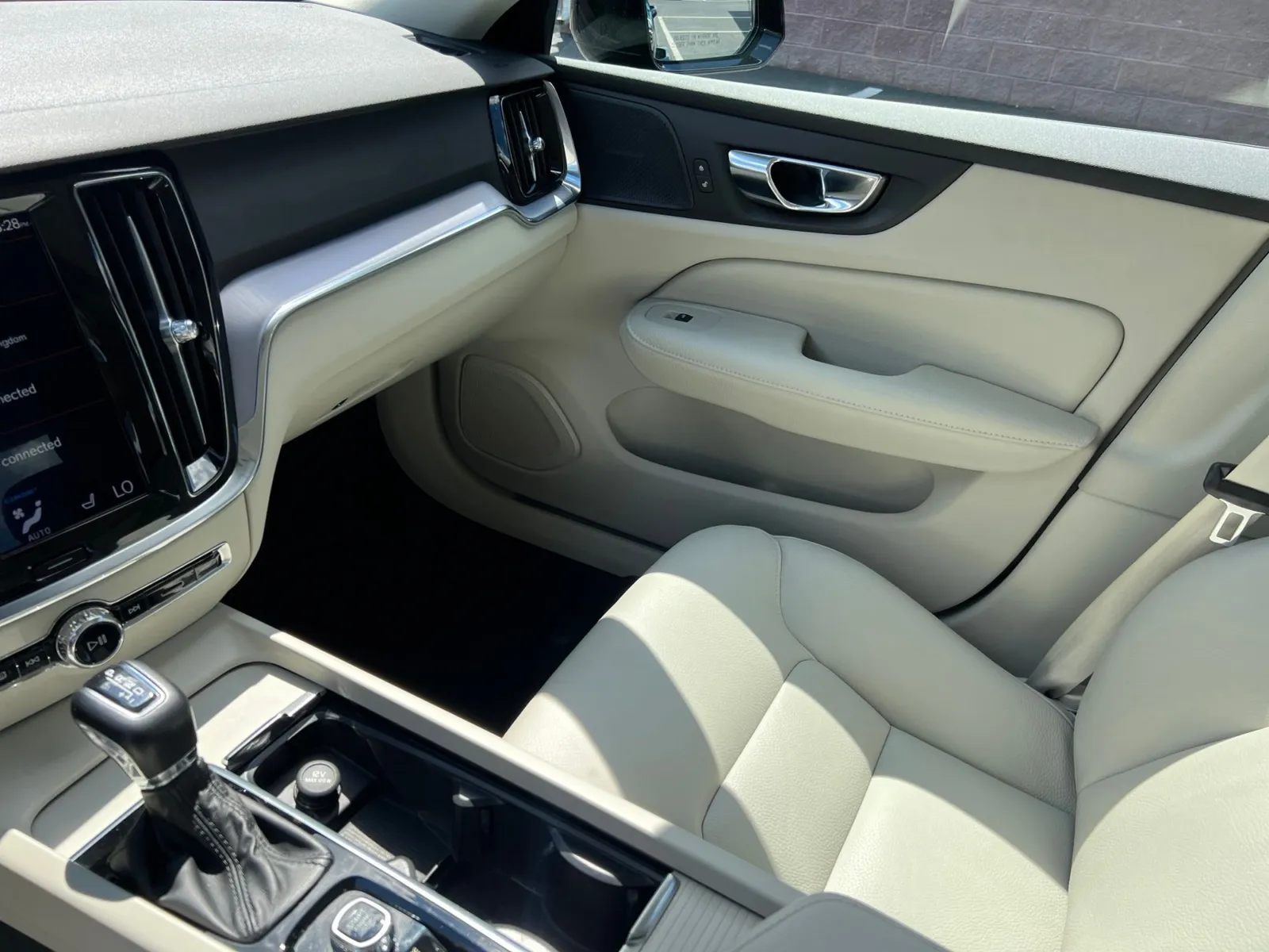 2020 Volvo S60 T6 Momentum — photo 14