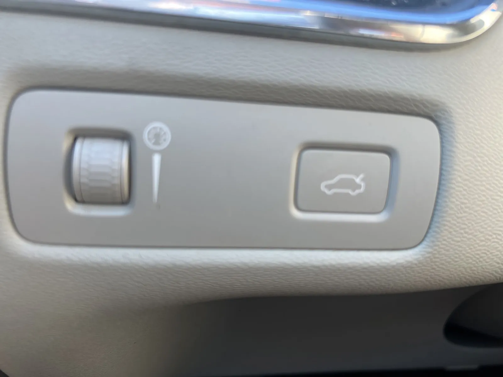 2019 Volvo XC60 T5 Momentum — photo 16