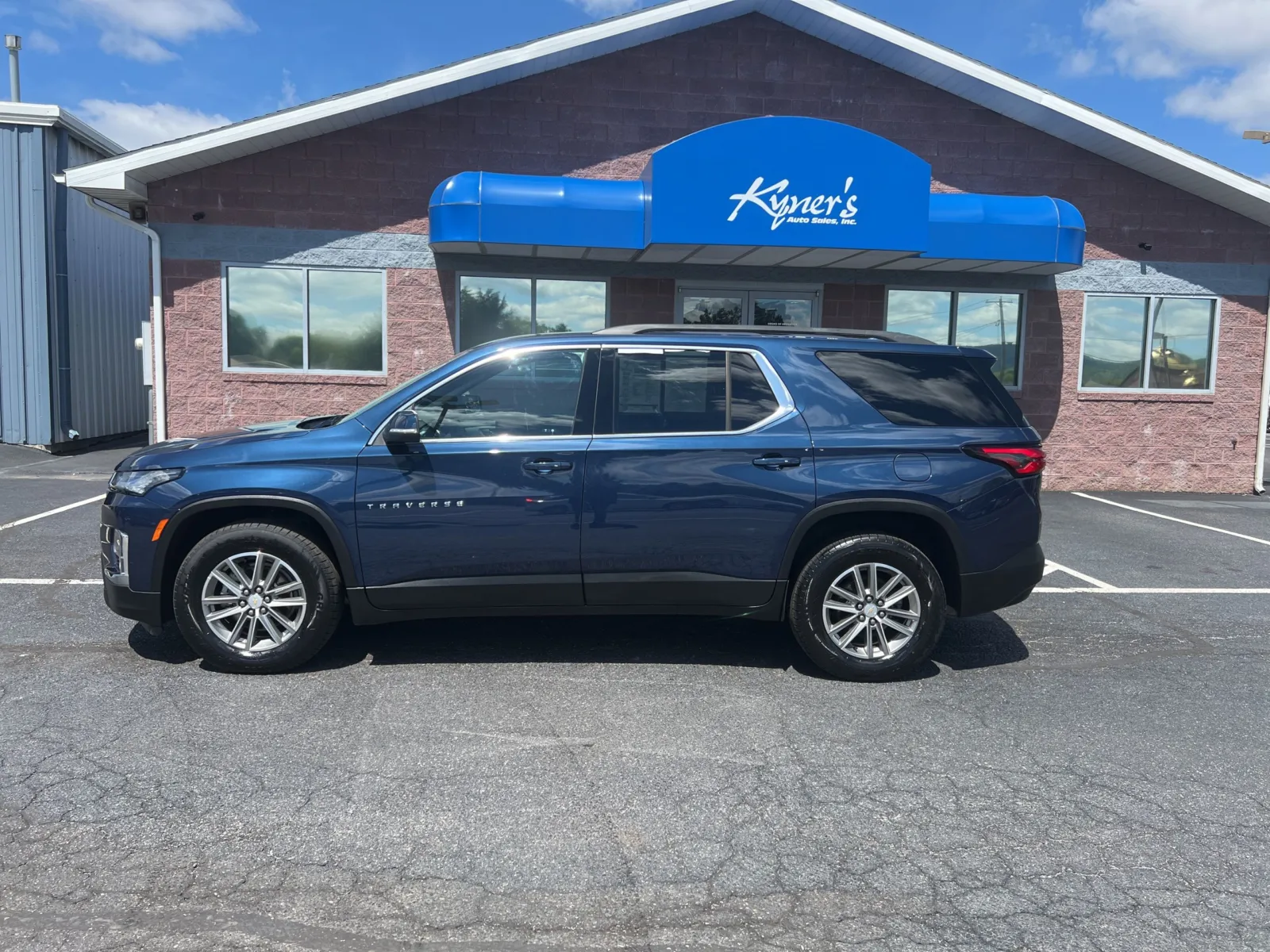 2023 Chevrolet Traverse LT Leather — photo 3
