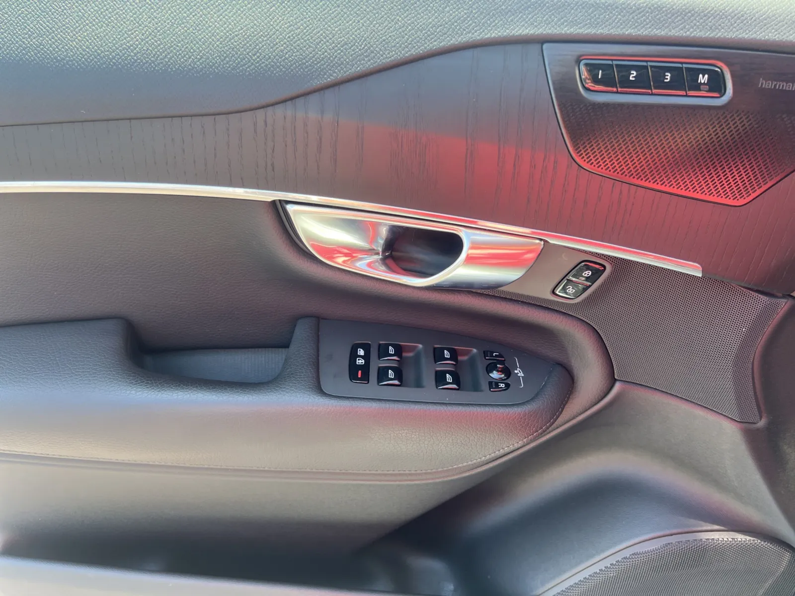 2020 Volvo XC90 T6 Momentum — photo 22