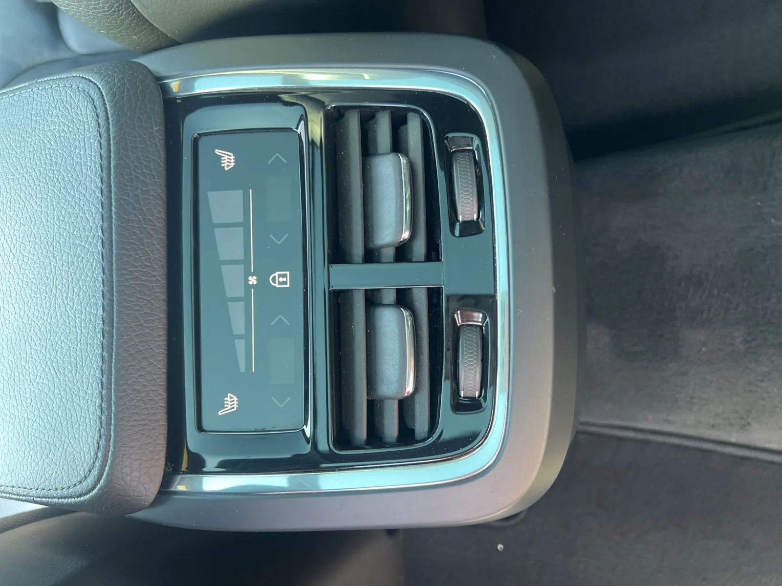 2020 Volvo XC90 T6 Momentum — photo 27