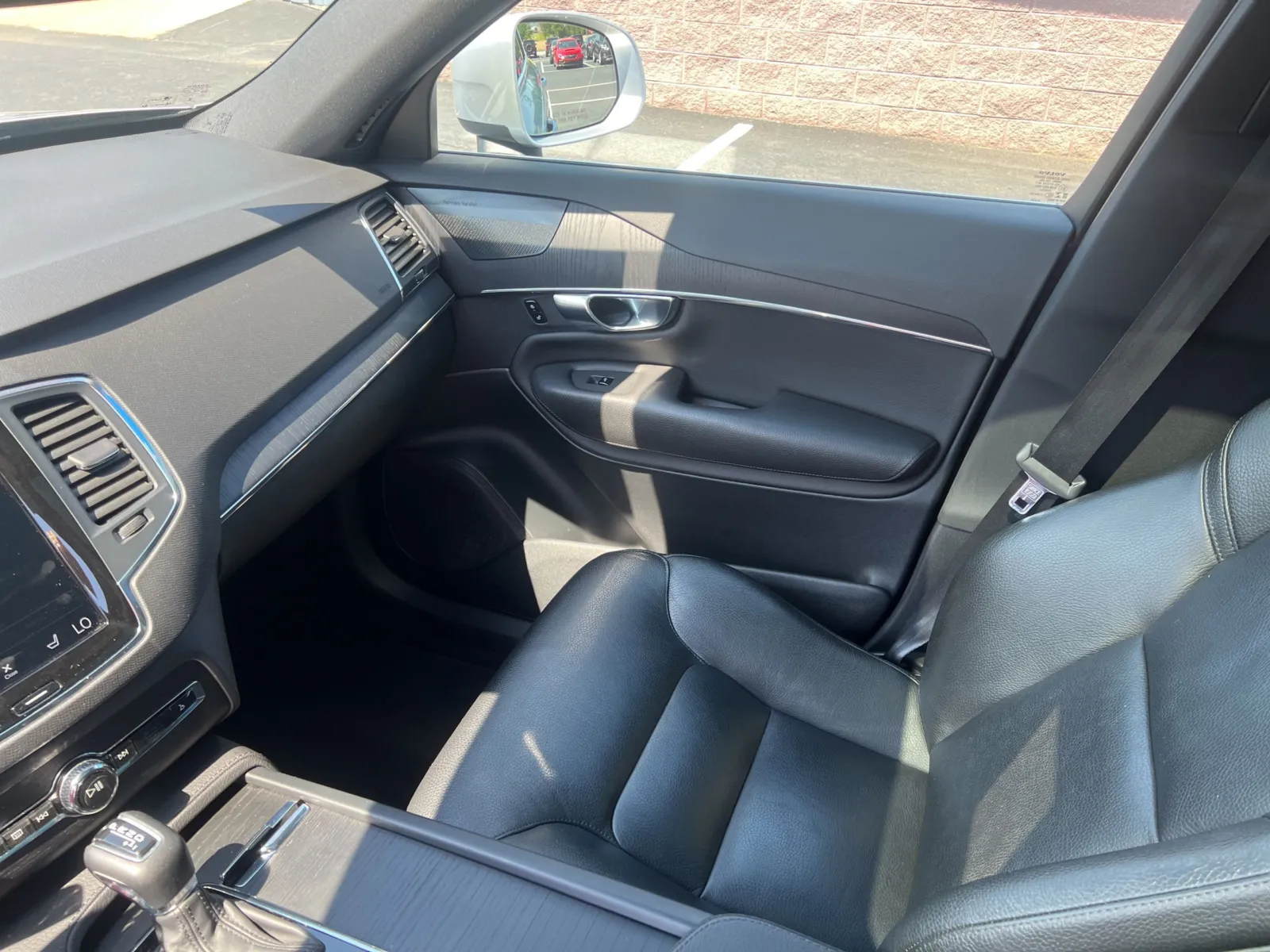 2020 Volvo XC90 T6 Momentum — photo 12