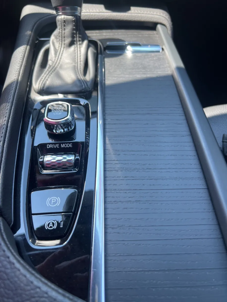 2020 Volvo XC90 T6 Momentum — photo 18