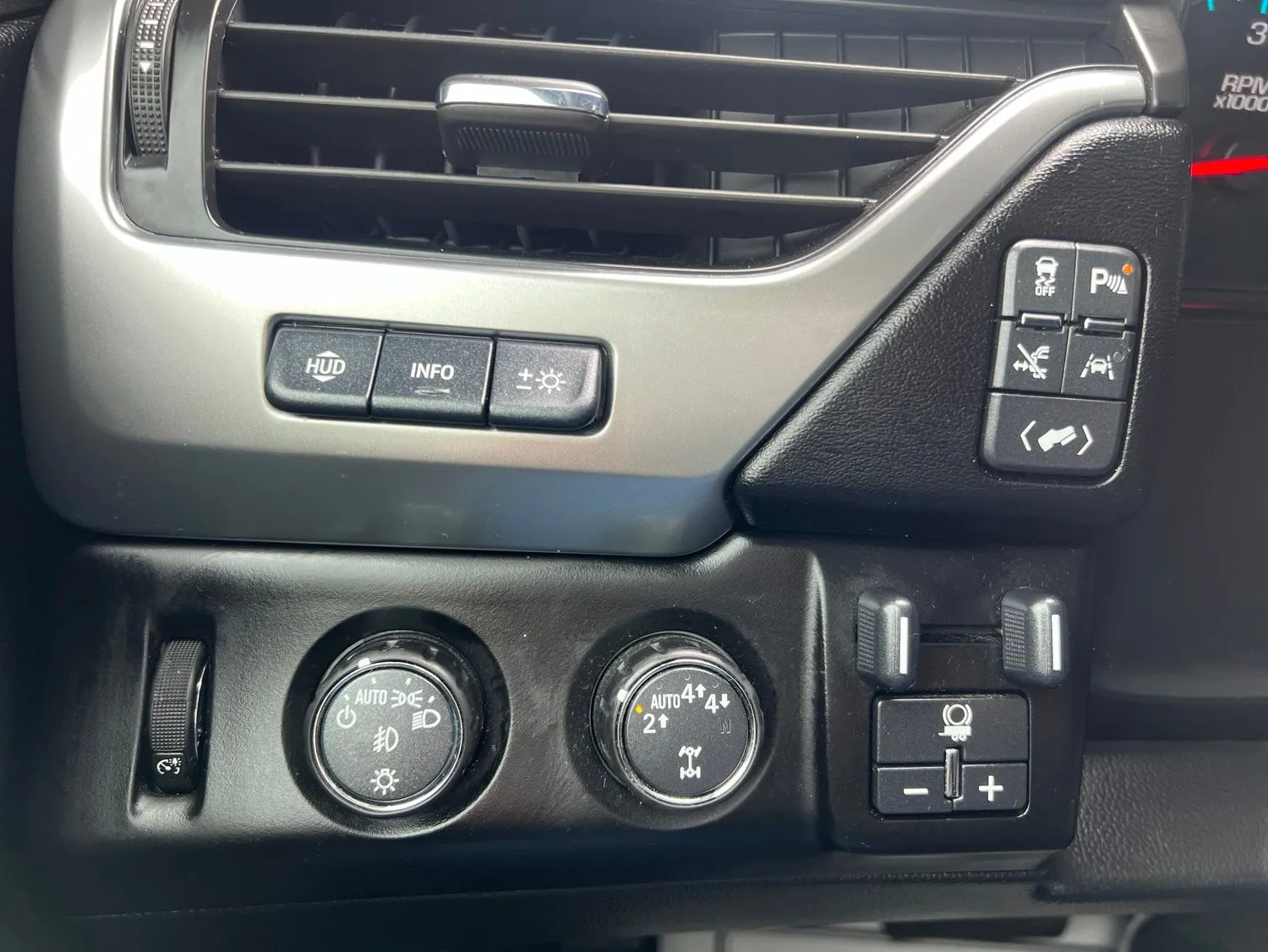 2020 Chevrolet Suburban Premier — photo 18
