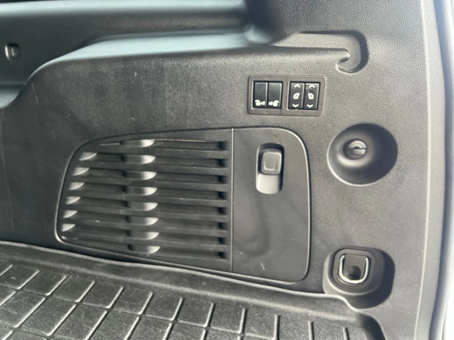 2020 Chevrolet Suburban Premier — photo 32