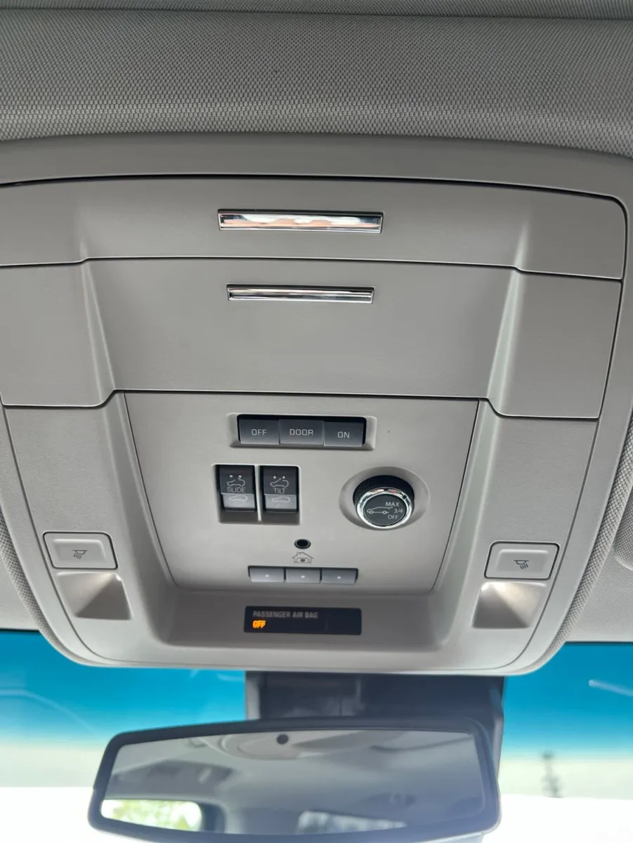 2020 Chevrolet Suburban Premier — photo 23