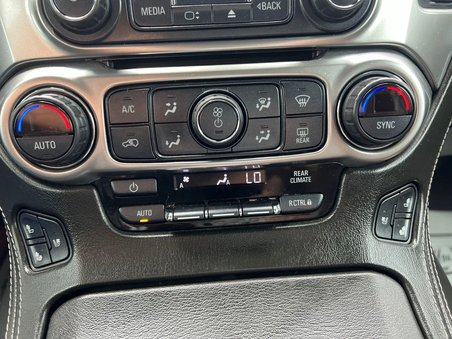2020 Chevrolet Suburban Premier — photo 15
