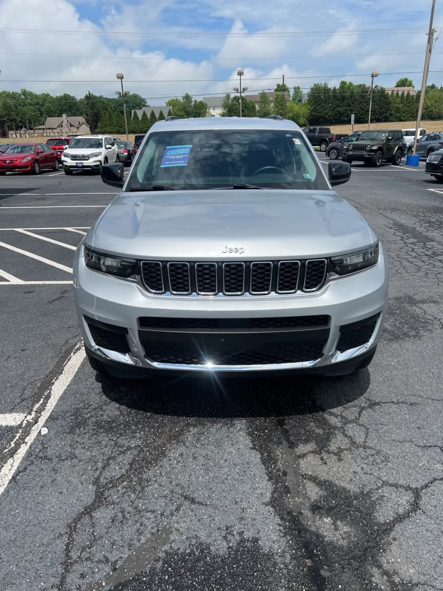 2022 Jeep Grand Cherokee L Laredo — photo 9