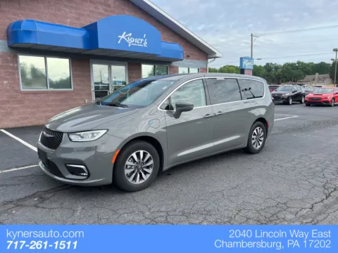 Gray 2022 Chrysler Pacifica Hybrid Touring L for sale in Chambersburg, PA