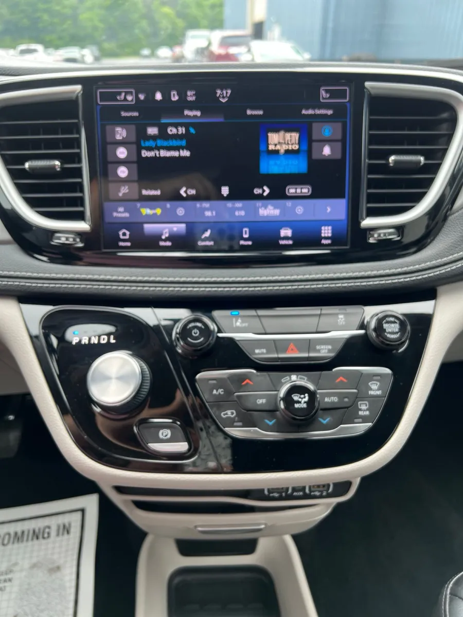 2022 Chrysler Pacifica Hybrid Touring L — photo 15