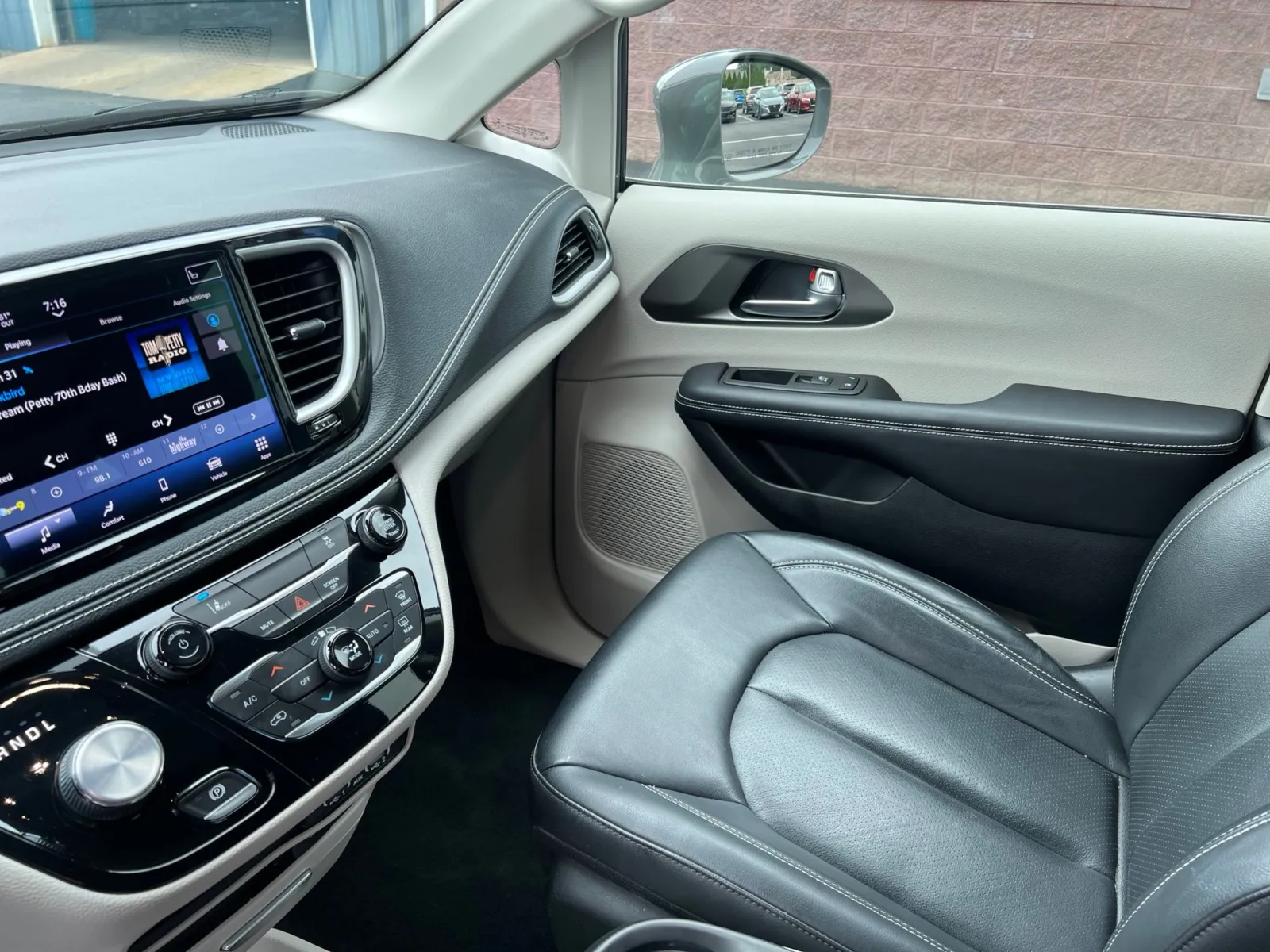 2022 Chrysler Pacifica Hybrid Touring L — photo 11