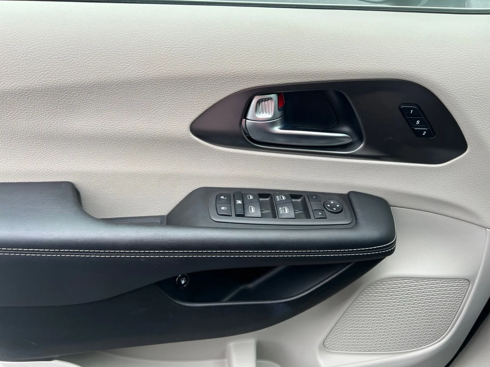 2022 Chrysler Pacifica Hybrid Touring L — photo 23