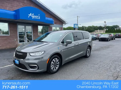 Gray 2022 Chrysler Pacifica Hybrid Touring L for sale in Chambersburg, PA