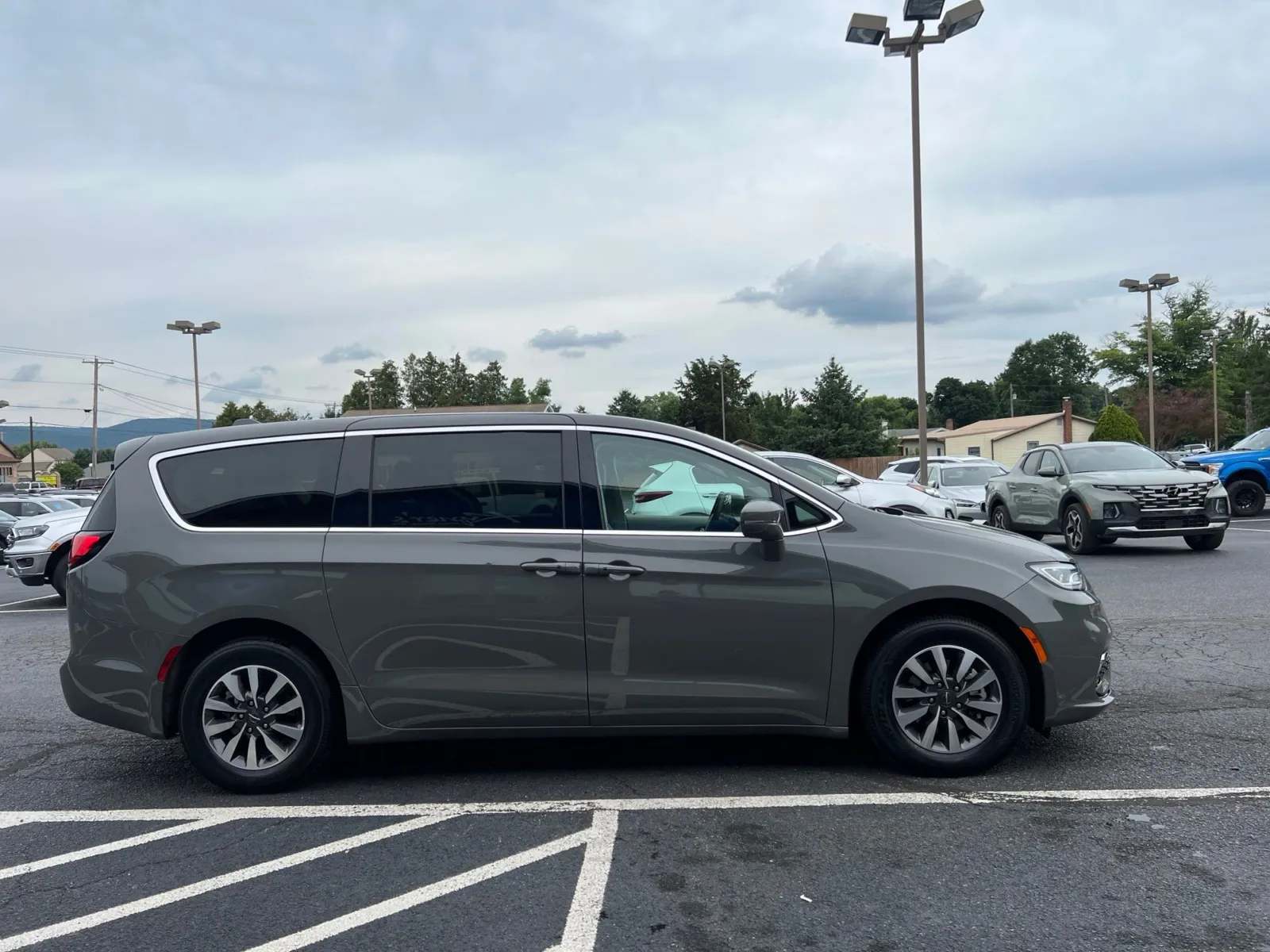 2022 Chrysler Pacifica Hybrid Touring L — photo 6