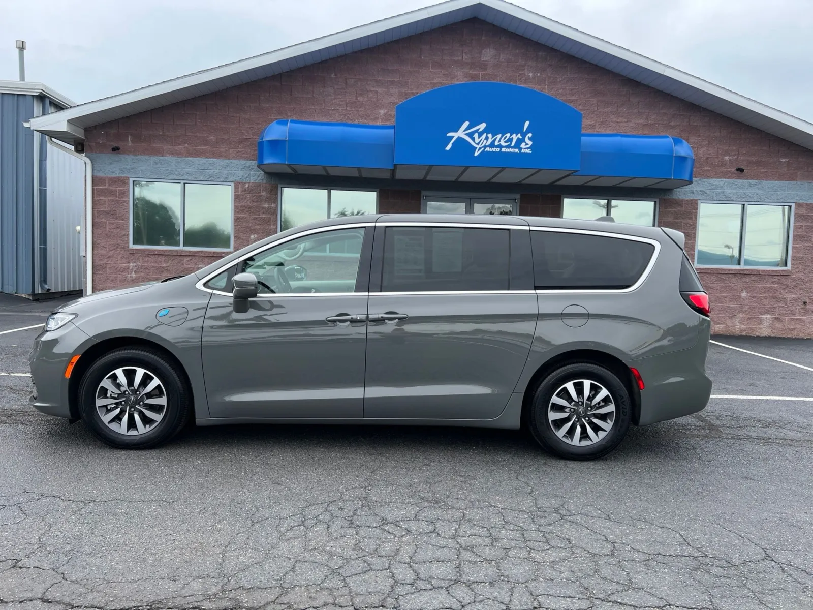 2022 Chrysler Pacifica Hybrid Touring L — photo 2