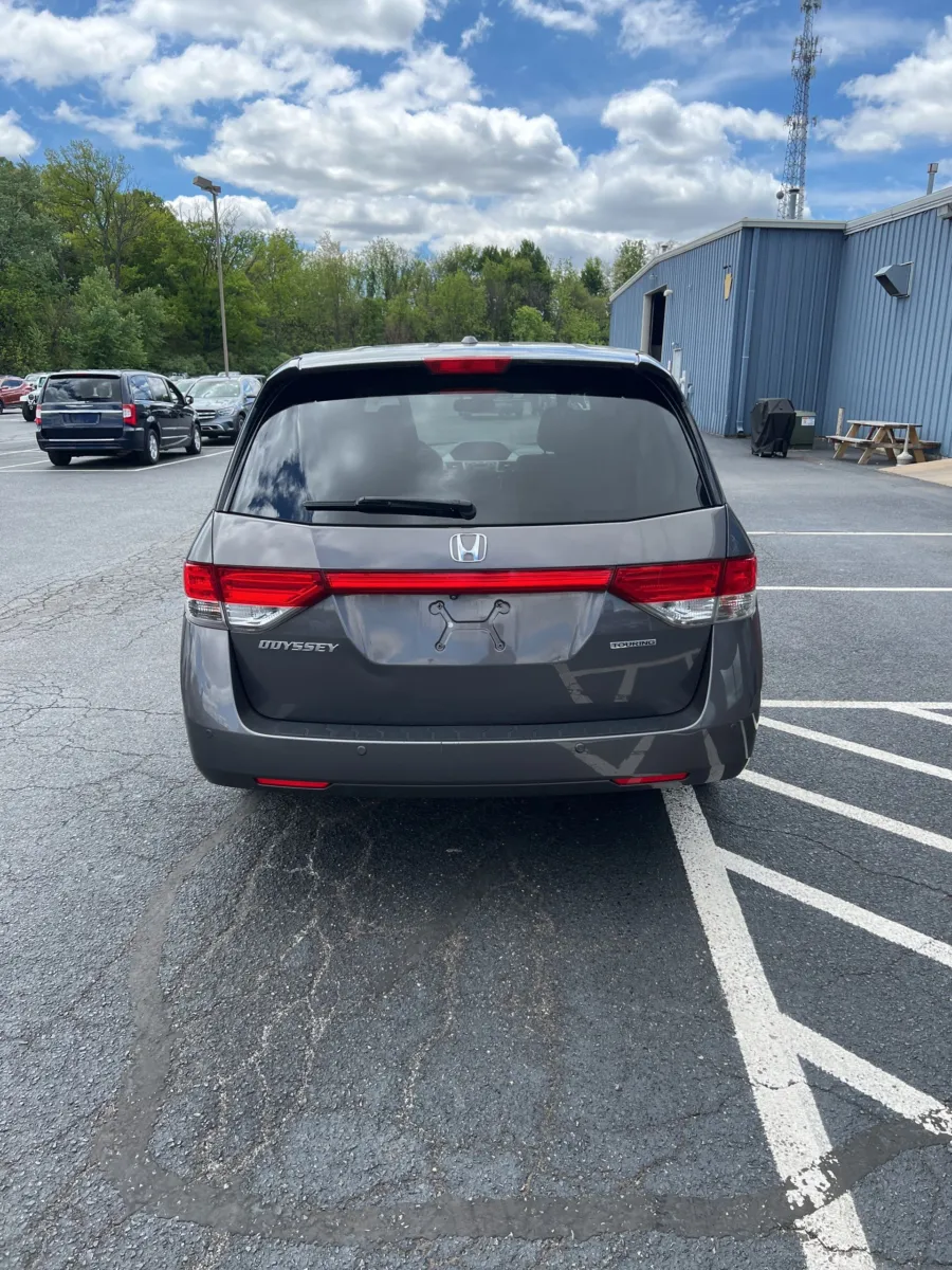 2016 Honda Odyssey Touring Elite — photo 4