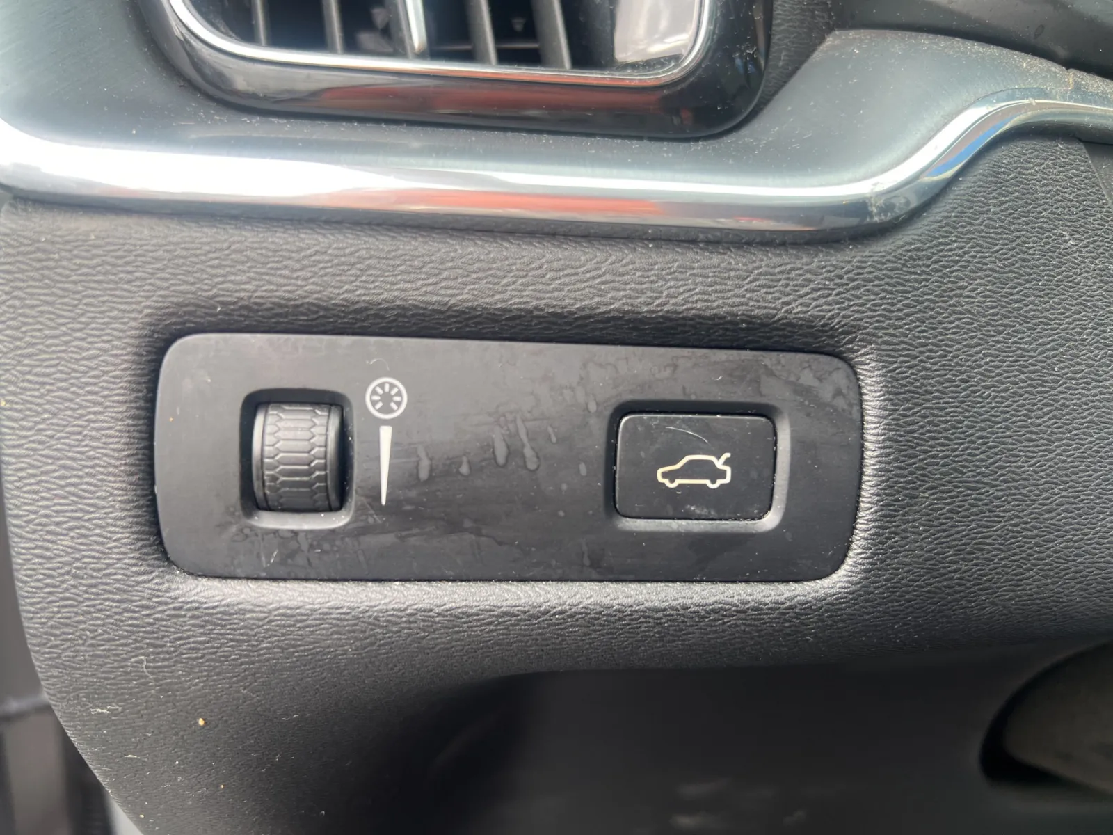 2020 Volvo XC60 T6 Momentum — photo 15