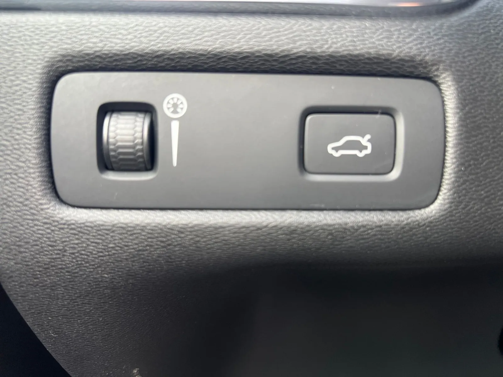 2020 Volvo XC60 T6 Momentum — photo 21