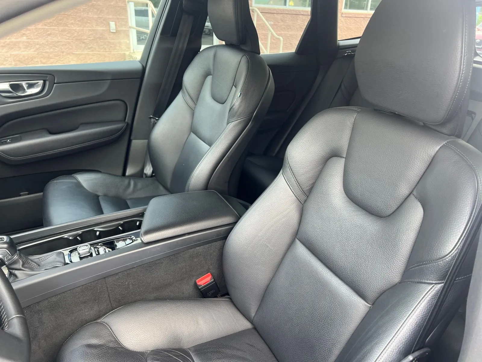 2020 Volvo XC60 T6 Momentum — photo 13