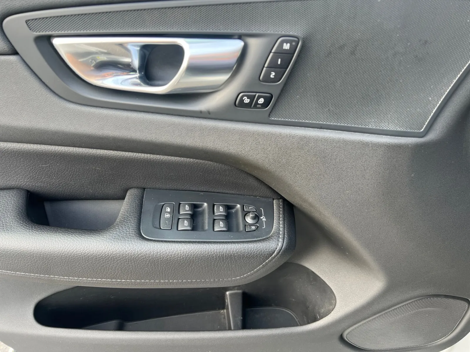 2020 Volvo XC60 T6 Momentum — photo 22