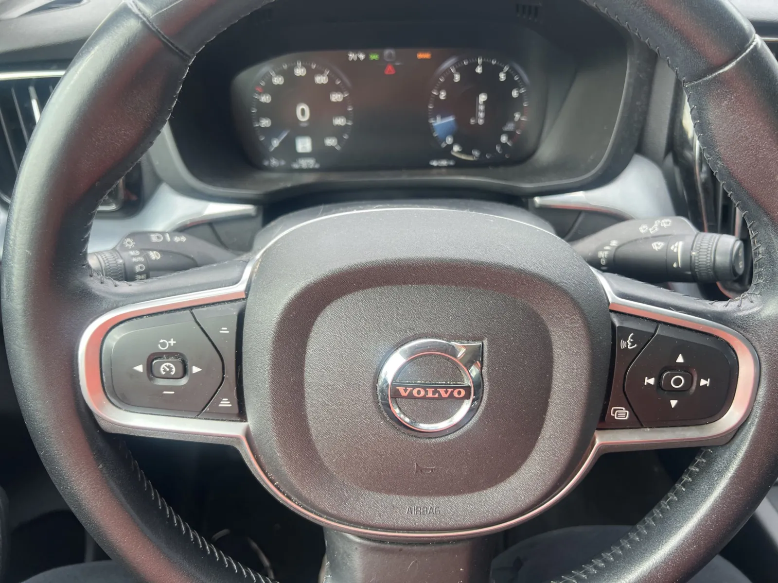 2020 Volvo XC60 T6 Momentum — photo 12