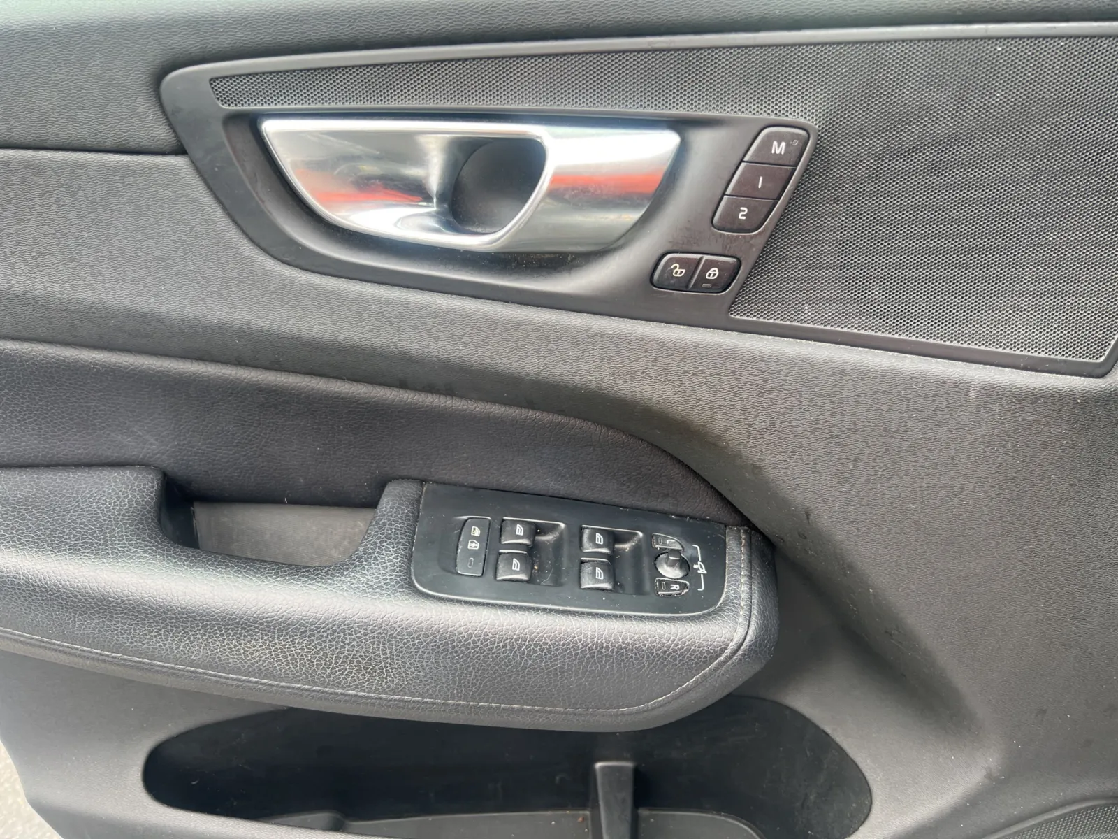 2020 Volvo XC60 T6 Momentum — photo 16