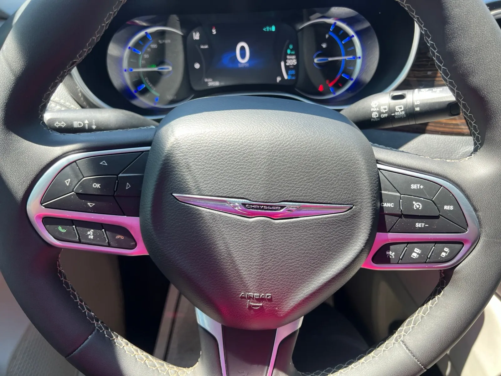 2023 Chrysler Pacifica Hybrid Limited — photo 13
