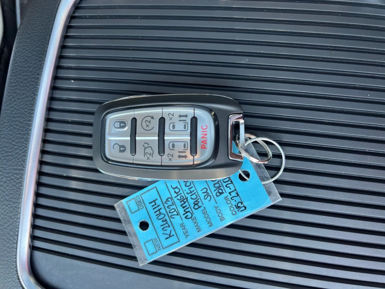2023 Chrysler Pacifica Hybrid Limited — photo 31