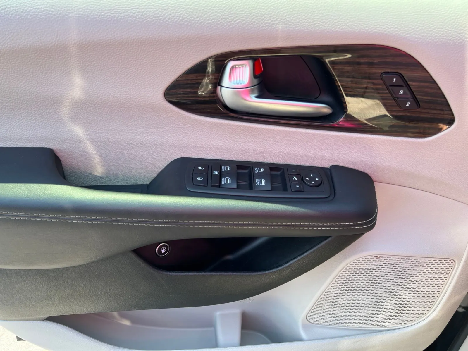 2023 Chrysler Pacifica Hybrid Limited — photo 21