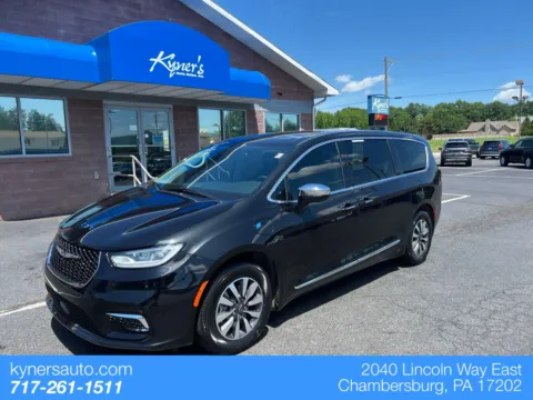 Black 2023 Chrysler Pacifica Hybrid Limited for sale in Chambersburg, PA