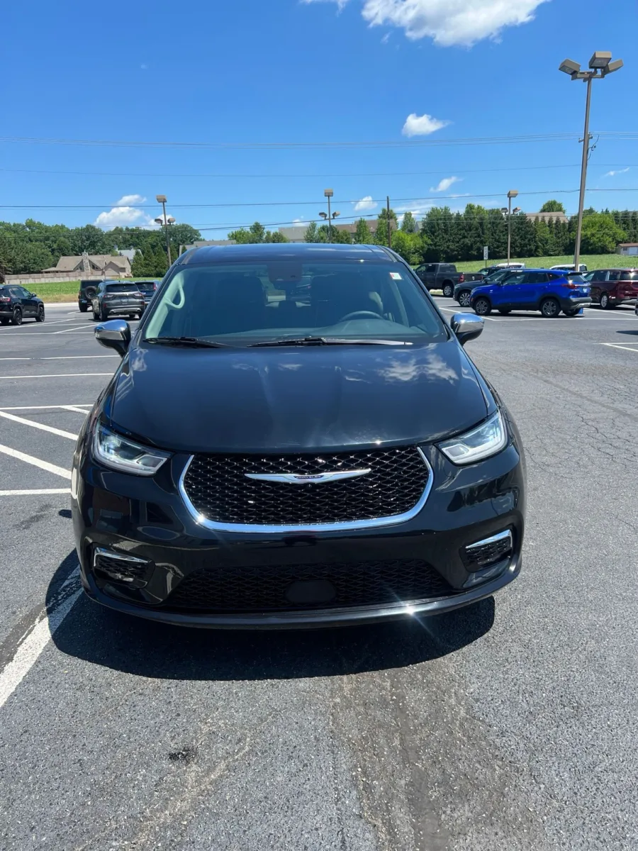 2023 Chrysler Pacifica Hybrid Limited — photo 8