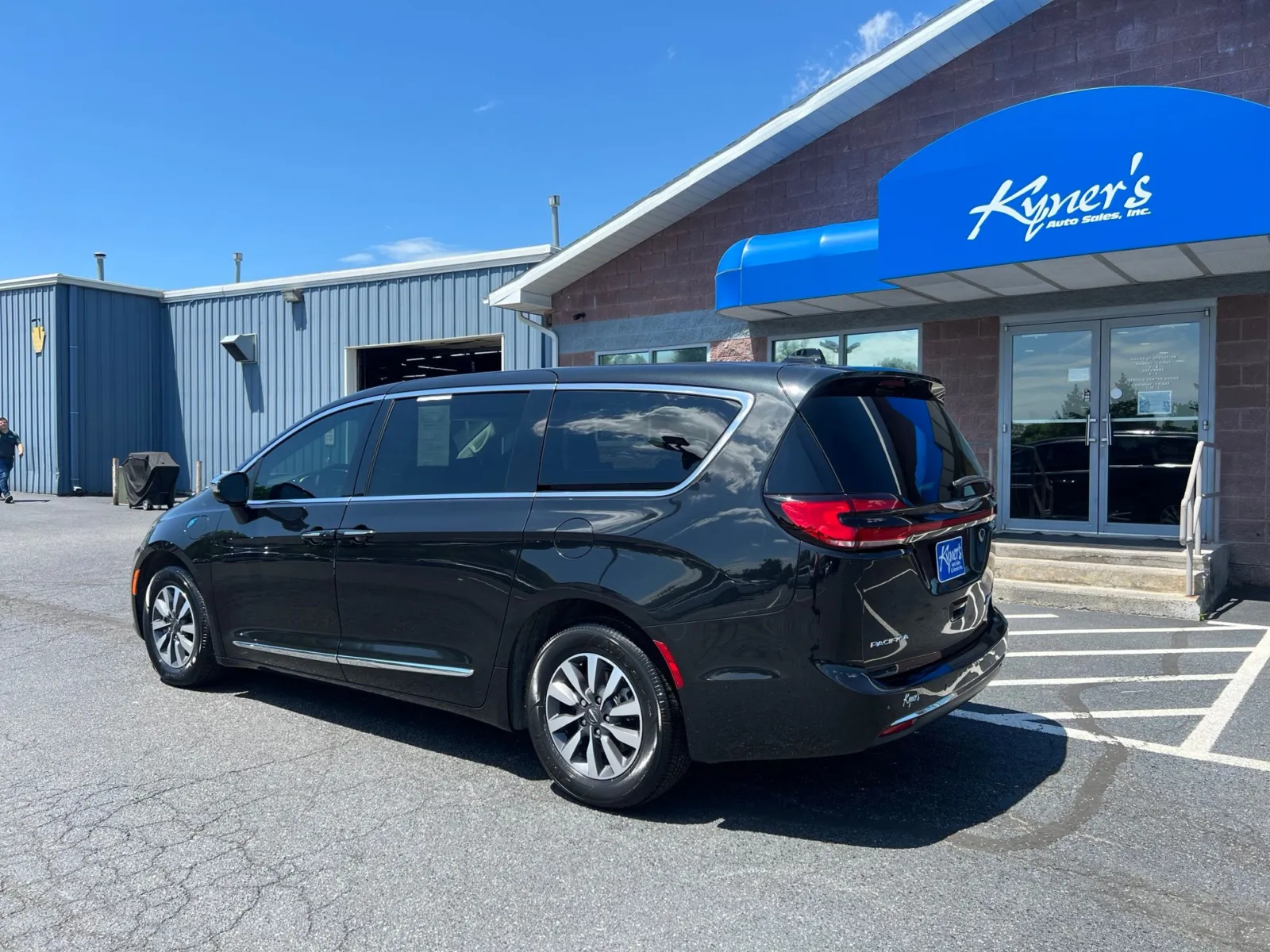 2023 Chrysler Pacifica Hybrid Limited — photo 3