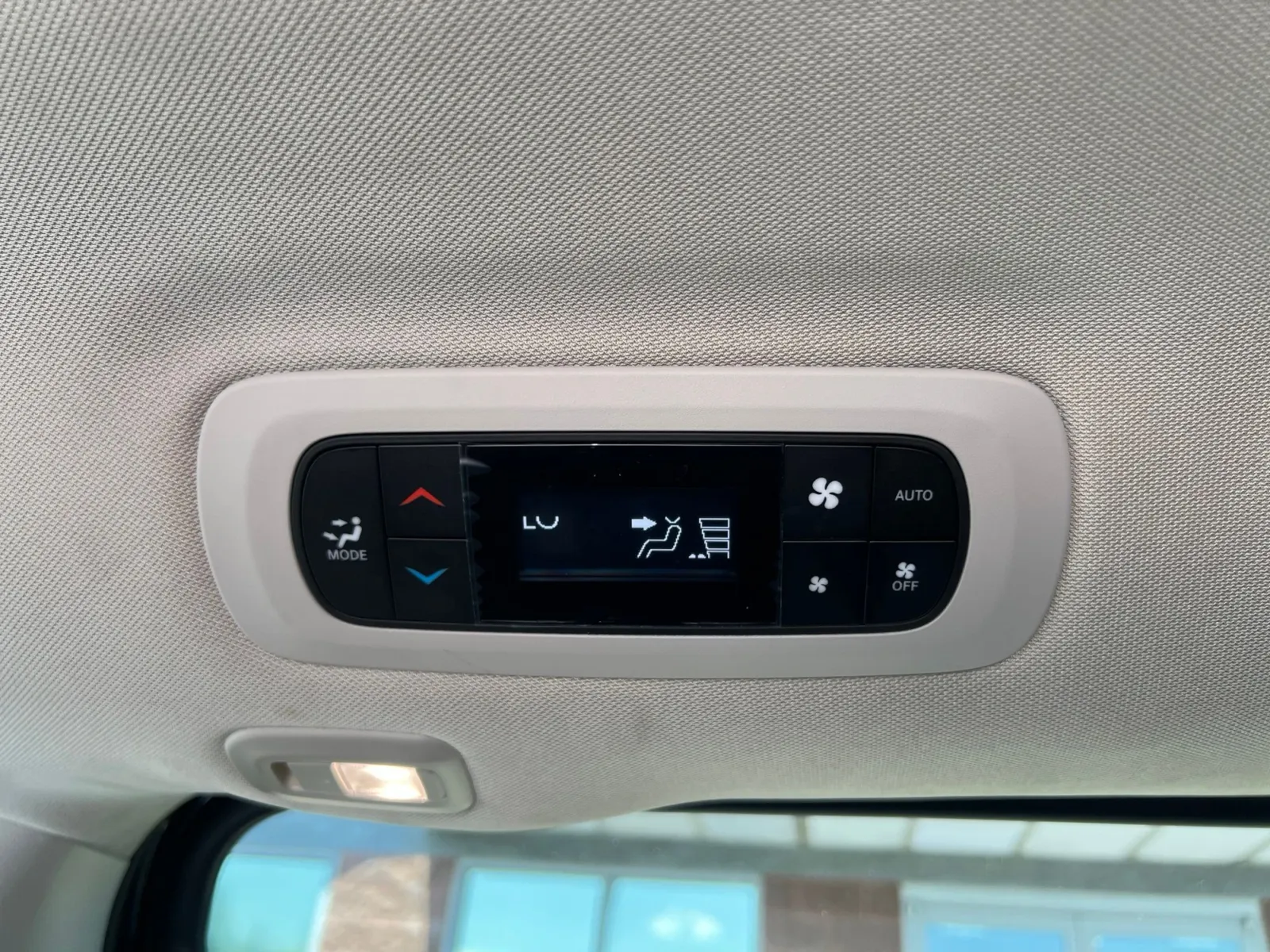 2023 Chrysler Pacifica Hybrid Limited — photo 27