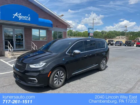 Black 2023 Chrysler Pacifica Hybrid Limited for sale in Chambersburg, PA