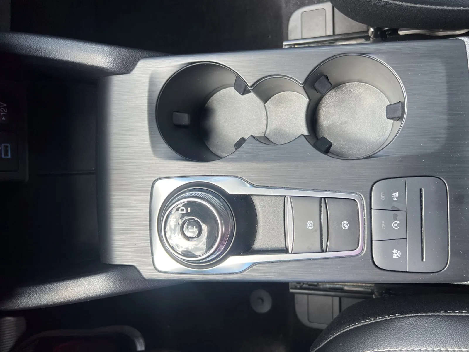 2022 Ford Escape Titanium — photo 16