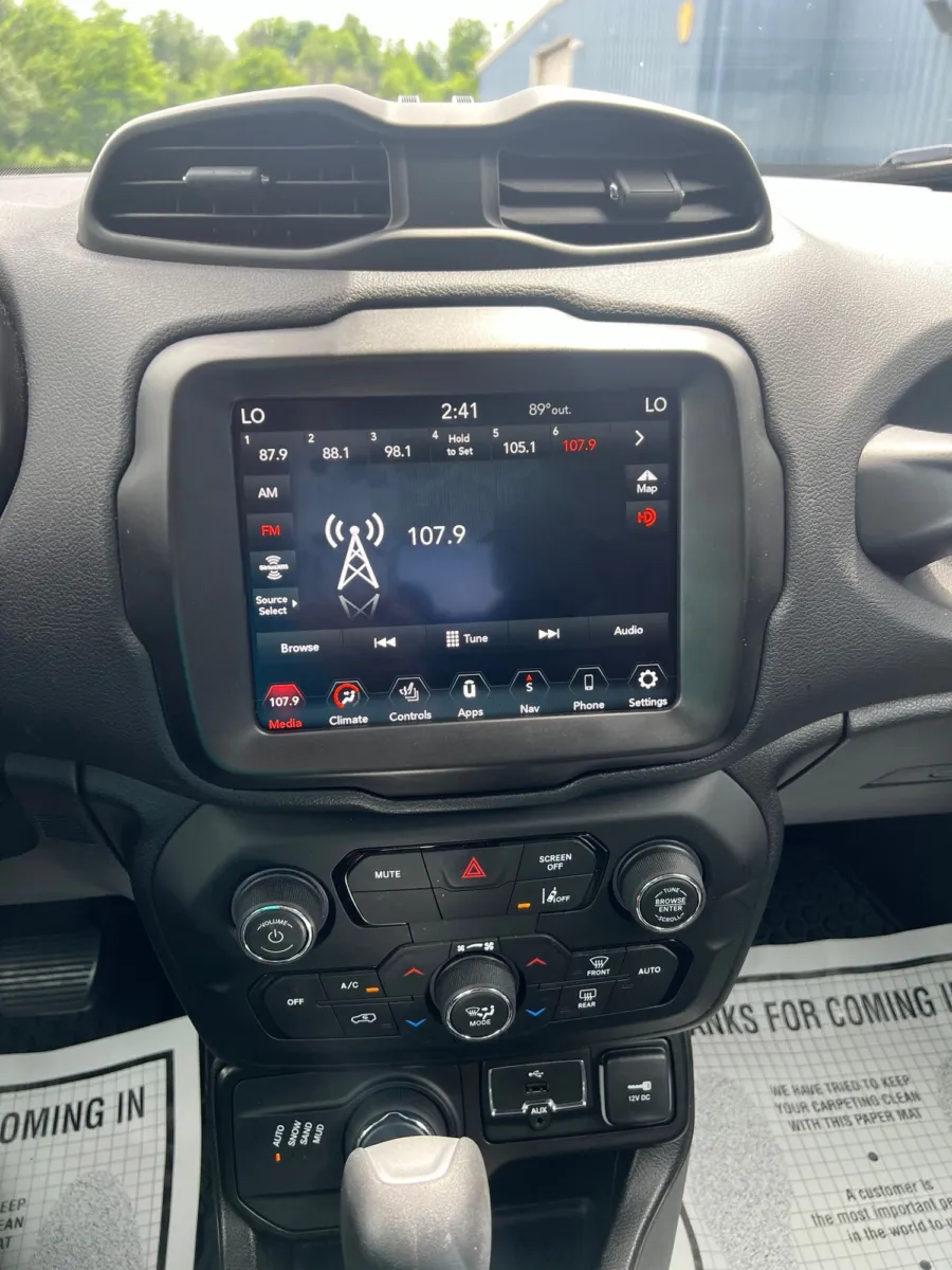 2022 Jeep Renegade Latitude — photo 14