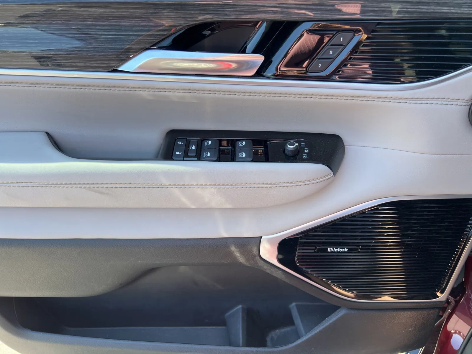 2022 Jeep Wagoneer Series III — photo 19